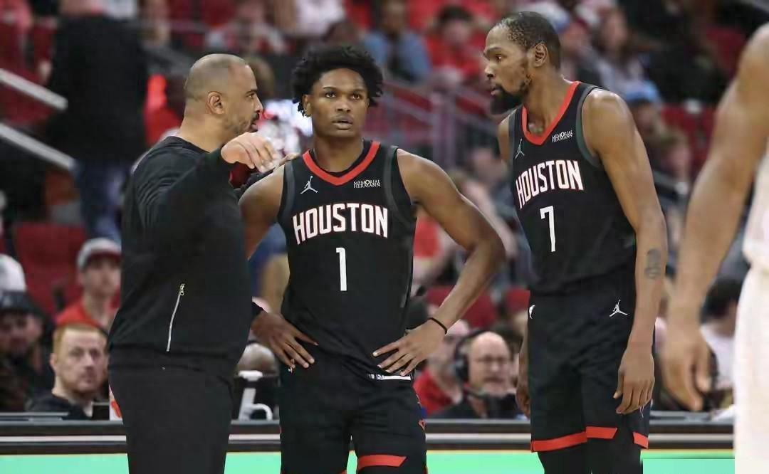 火箭又惨败！球迷心凉半截：杜兰特累死，年轻人装死？