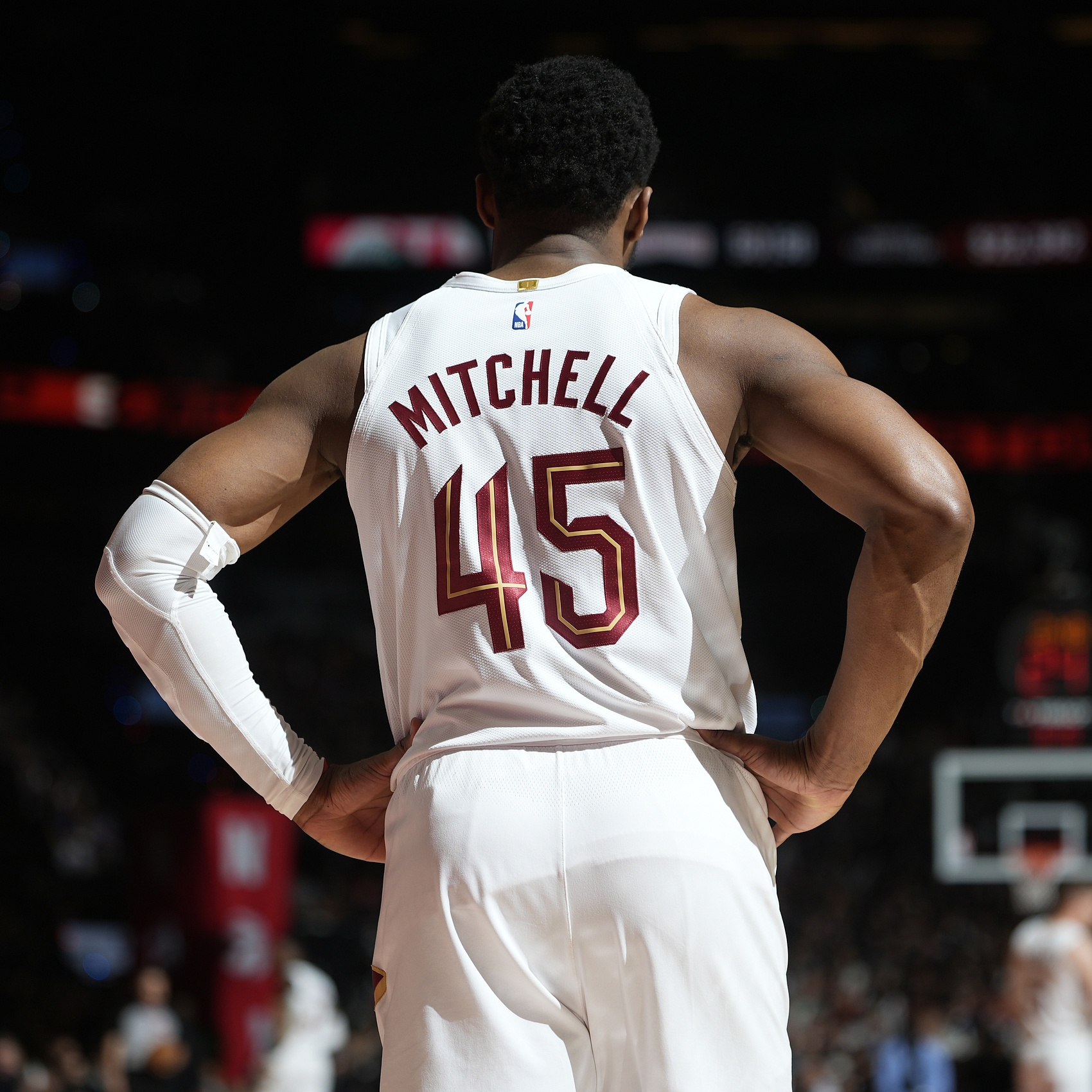 星空体育官方入口-彻底迷失！多诺万·米切尔全场梦游 24中6拿到20分6板有4失误